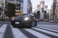 「GRヤリス」のサスペンションの形式はフロントがマクファーソンストラット式でリアがダブルウイッシュボーン式。「RS」グレードには、日常での使用領域でのドライビングプレジャーを意識したセッティングが施されている。