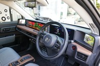 全部で5枚のディスプレイが並ぶダッシュボード。どれも映り込みが少なく視認性は良好。