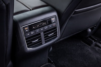 「25S」モデルを除く全車のセカンドシートにヒーター機構が標準装備となった。