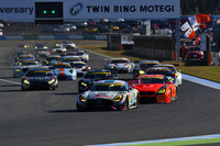 GT300クラスは、No.4 グッドスマイル 初音ミク AMG（谷口信輝／片岡龍也）を先頭に戦いの火ぶたが切られた。