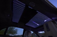 先代比でガラス面積が40％増加したというパノラミックサンルーフにはLEDによるアンビエント照明が内蔵される。中央のはりのように見える部分が31インチのインフォテインメントディスプレイだ。