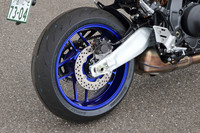 アルミパネルを溶接した、軽量・高剛性なボックス構造のリアアーム。フレームとの締結の仕方を変えることで、リアの足まわりの剛性も強化している。