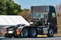 「クオン（Quon）」は2004年に登場した大型トラックであり、現行型は2017年デビューの2代目にあたる。2023年3月にトラクターが改良を受けたのに合わせ、実に13年ぶりとなる6×4モデルの新型「GW」が登場した。