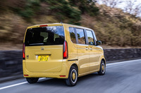 フロントがマクファーソン式、リアが車軸式となるサスペンションも基本設計は従来型に準ずるが、ボディーの強化をはじめとする改良を実施。特に乗り心地と操縦安定性の向上が図られている。