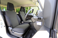 シート表皮はファブリックで、廉価グレードの「XG」を除き、はっ水加工が施されている。