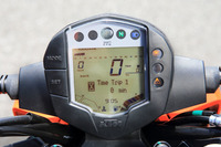 「250デューク」には、「390」や「125」とは異なるタイプの液晶メーター（写真）が装着される。