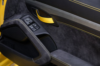 軽量化の一環として、ドア内側の開閉ノブは簡素なストラップ式になっている。ステッチなどともカラーコーディネートされ、写真のイエローのほか、グレーとレッドの3色から選べる。