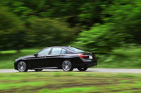 テスト車のボディーカラーはBMW Individual専用色の「ルビーブラック」。