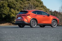 鮮やかなオレンジのボディーカラーは「ブレージングカーネリアンコントラストレイヤリング」。全11色のラインナップのなかで数少ない有彩色のひとつだ。