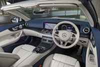 12.3インチのスクリーンを2つ並べたインストゥルメントパネルや、タービン形状のエアコン吹き出し口などは、「Eクラス クーペ」のものを踏襲している。