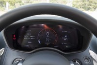 液晶タイプのメーターパネル。ハンドリングとパワートレインのモード設定に合わせて、表示デザインが変化する。