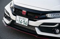 従来型より13％開口部が拡大されたフロントグリル。ラジエーターもフィンのピッチが3mmから2.5mmに変更されており、エンジン冷却性能が向上している。