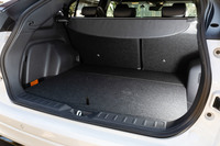 荷室容量は359リッター（VDA計測値）。かさばる走行用バッテリーを搭載するPHEVでありながら、床下収納も設けられている。