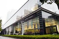 レクサスの日本第1号店となった「レクサス高輪」。トヨタは2005年に、レクサスブランドを日本に導入した。