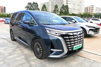 ジャパンモビリティショーに出展されたミニバン「デンツァD9」のPHEVにも試乗。電動モードの走りはスムーズで、後席も豪華だった。“アルファード風味”の外観にモヤモヤする人もいるだろうが、実車は完全にそっくりというわけでもない。