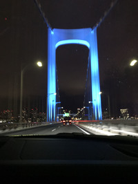 夜の首都高を行く「911 GT3 RS」。美しくライトアップされたレインボーブリッジを通過する、その時の気分はもう『湾岸ミッドナイト』のブラックバードである。