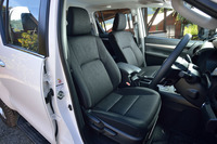 前席の様子。表皮は、ブラックのファブリックのみの設定。