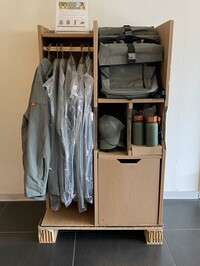 ライフスタイル系グッズを集めた棚を拝見。無着色の段ボールは低コストかつ、そこそこ今風である。