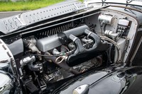 コンティニュエーションモデルのエンジンルーム。4.3リッター（正確には4387cc）直6エンジンは最高出力160PSを発生する。基本構造は1937年当時と変わらないが、燃料噴射方式と点火方式などが変更されている。