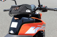 KTMのバイクには、豊富な純正アクセサリーが用意される。写真はフューエルタンクにワンタッチで装着できる「タンクバッグ」。オプション価格は、2万5103円。