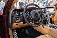 「カリナン」のダッシュボード。他の現行ロールス・ロイスにならい、ステアリングパッド＆スポークには、第2次大戦前モデルに見られる点火時期調整装置のイメージを再現している。