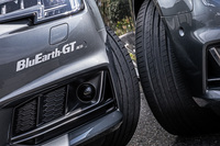 「BluEarth-GT AE51」（写真左）と従来モデルとなる「BluEarth-A 」（写真右）を同じ「アウディA4」で履き比べる。ウエット走行はできなかったが、同一コースを同様のスピードで走り、乗り心地の向上やロードノイズの削減など、6年分の進化を感じ取ることができた。