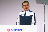 「小・少・軽・短・美」というコンセプトについて説明する鈴木社長。彼が着ているのは、実に39年振りに刷新され、2025年4月に導入される予定のスズキの新しい制服だ。