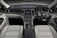 「グランドチェロキー サミット ラグーナレザーパッケージ」のインテリア。