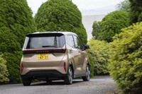 駆動用リチウムイオンバッテリーの容量は20kWh。フロア下のセンタートンネルの部分に格納され、エアコン冷媒によって冷却される。