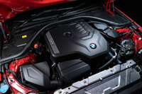 最高出力184PS、最大トルク300N・mを発生する「320i」の2リッター直4ガソリンターボエンジン。電動アシスト機構は装備されておらず、燃費はWLTCモードで13.0km/hとされている。