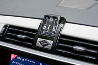 ダッシュボード中央にレイアウトされたB.R.M.のアナログ時計は、システムを始動すると回転して姿を現す仕掛け。