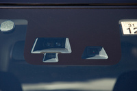 フロントウィンドウに備わる運転支援システムのセンサー。自動緊急ブレーキなどに用いる赤外線センサーに加え、「セーフティーパッケージ」装着車にはランプ類の制御に用いる単眼カメラが装備される。