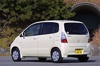 
	パワートレーンは、可変バルブ機構を持つ0.66リッター直3気筒DOHC VVT（54ps/6500rpm、6.4kgm/3500rpm）と、0.66リッター直3DOHCターボインタークーラー付（60ps/6000rpm、8.5kgm/3000rpm）の2種類。トランスミッションはコラムシフト4ATだ。駆動方式はFFかフルタイム4WDから選ぶことができる。
	 