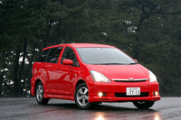 【スペック】
	X“Sパッケージ”4WD：全長×全幅×全高＝4550×1695×1600mm/ホイールベース＝2750mm/車重＝1470kg/駆動方式＝4WD/1.8リッター直4DOHC16バルブ（125ps/6000rpm、16.4kgm/4200rpm）/車両本体価格＝214.8万円（テスト車＝257.4万円/サイド＆カーテンエアバッグ、イモビライザー、CD/MDプレイヤー付きDVDナビ＋6スピーカー＋ガラスアンテナ、バックガイドモニター&ブラインドコーナーモニター、ステアリングスイッチ）
	 