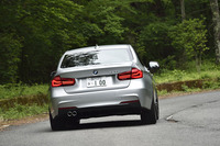 今回の改良で、「3シリーズ」のほぼ全モデルで、自車の左右後方を走行する他車の存在などをドライバーに警告する「レーン・チェンジ・ウォーニング」が標準装備となった。