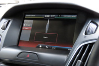 今となってはちょっとアナログな感さえあるAUX端子（音声入力端子）によるライン入力。ただ、接続作業は簡単だし、「端子が付いているクルマなら確実に使える」という安心感もあります。