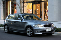 【オプション内容】スポーツ・サスペンション＝5万2500円／マルチファンクション・スポーツ・レザー・ステアリングホイール＝2万1000円／アロイホイール（Vスポーク・スタイルNo.141）＝7万3500円／電動ガラスサンルーフ（チルト&スライド）＝13万6500円／ETC＝4万7250円／スキーバッグ＝2万1000円／フロントシート・ランバーサポート＝4万2000円／フロント・シート・ヒーティング＝5万2500円／ヘッドライト・ウォッシャー＝3万6750円／PDC（パーク・ディスタンス・コントロール）（フロント＆リヤ）＝10万5000円／バイキセノン・ヘッドライト＝7万8750円／クルーズ・コントロール＝4万2000円／MDプレーヤー付きAM/FMステレオ（MDLP対応）＝2万1000円／BMWプロフェッショナルHiFiスピーカー・システム＝14万1750円／メタリック・ペイント＝7万3500円）