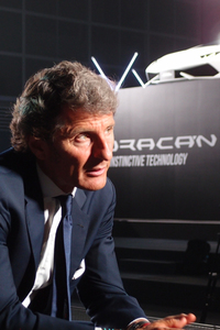 「スーパースポーツカーのお客さまは高性能であることはもちろん、高い快適性も期待しています」と説明するヴィンケルマン社長。