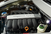 「ポルシェ・カイエン・ハイブリッド」のエンジン。