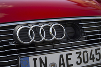 充電用のソケットはフロントグリルに装備。写真のようにフォーシルバーリングのエンブレムを横にスライドさせると、リッドが現れる仕組みだ。