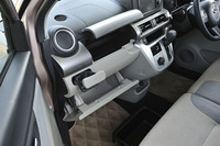 他のバリエーションとは異なり、「スタイル」のインパネトレーにはフタが付く。