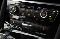 走行モード切り替え（ドライビング・パフォーマンス・コントロール）はセンターパネルのスイッチで行う。「コンフォート」「ECO PRO」「スポーツ」の3モードの設定。