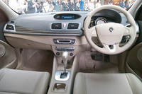 「プレミアムライン」（写真）のインテリアはベージュ基調。メーターパネルにはデジタルのスピードメーターとアナログのタコメーターが備わる。