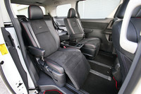 排気量別に2車種が選べる「ヴェルファイア“G's”」だが、乗車定員はいずれも7名。2列目シートは、アルカンターラを用いたキャプテンシートとなる。