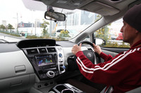 上記、“7人乗りプリウス”を運転する筆者。（写真＝小沢コージ）