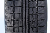 ミニバン専用スタッドレス「ウィンタートランパスMK4α」のトレッドパターン。左がIN側で、右がOUT側。