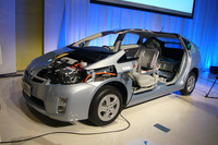 こちらは「プリウス プラグインハイブリッド」のカットモデル。従来のガソリンエンジン車に比べ、燃料消費量は8割近く削減できるとされる。