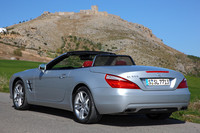 日本導入モデルは、「SL350ブルーエフィシェンシー」（1190万円）、「SL550ブルーエフィシェンシー」（1560万円）、「SL63 AMG」（1980万円）の3モデル。