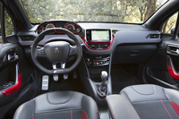 グラデーションの入った赤い加飾パネルが特徴的なインテリア。