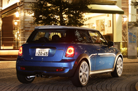 ルーフとドアミラーの色は、ボディ同色、ブラック、ホワイトの三種から選択可能。